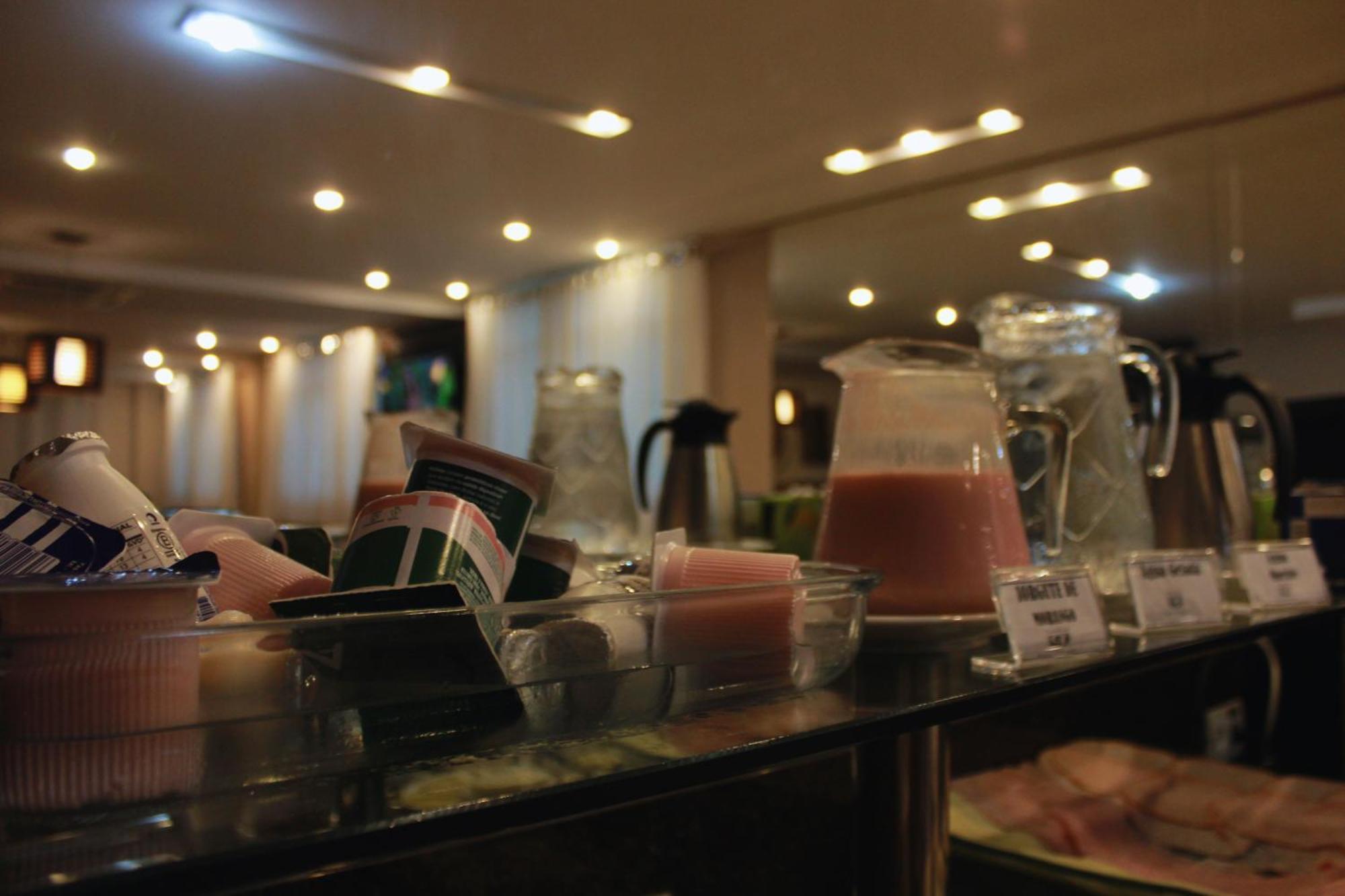 Gontijo Inn Hotel Itajuba  Exterior photo A selection of fruit juice at a buffet